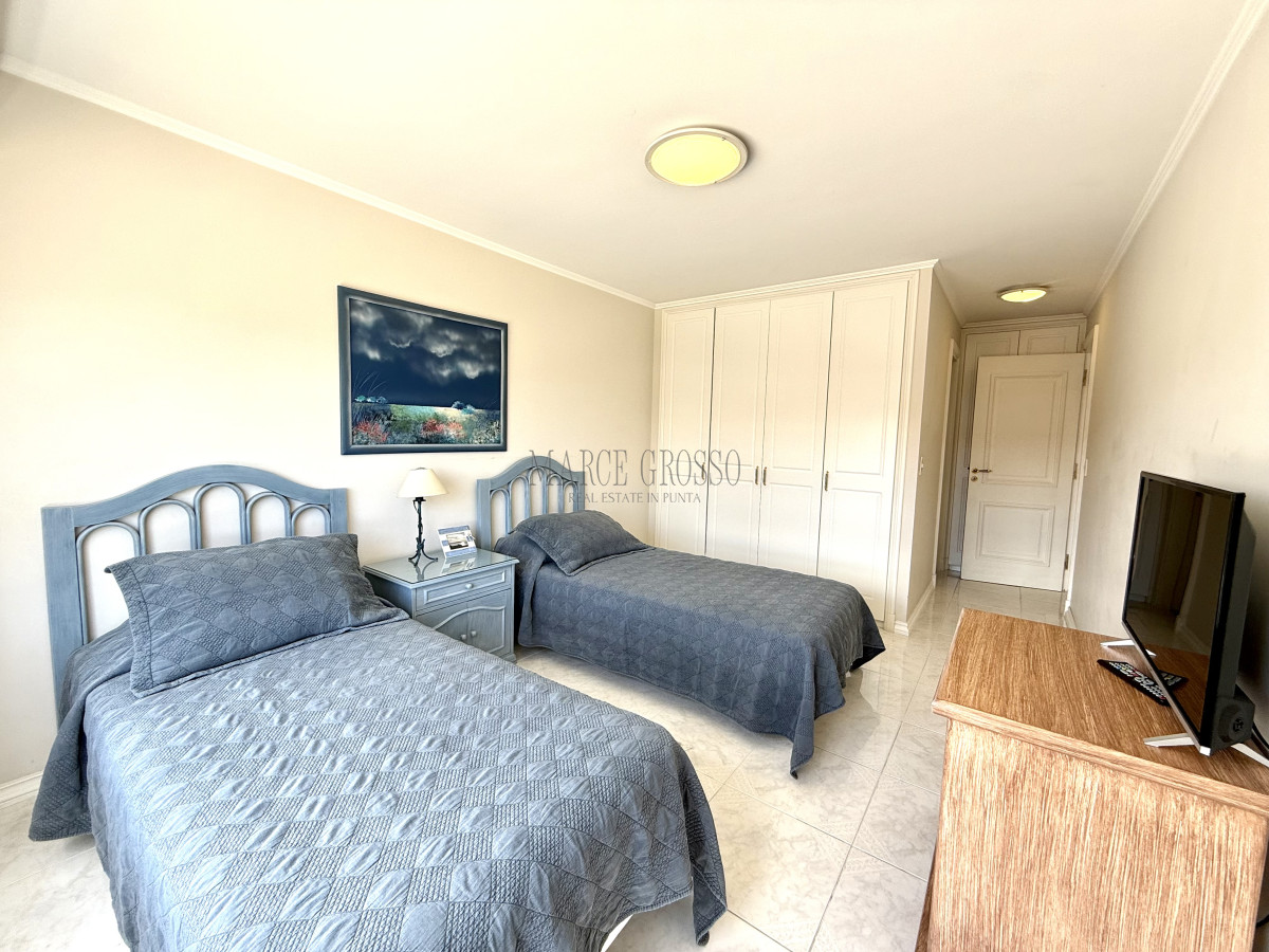 Apartamento ID.2 - Alquiler temporario de apartamento esquinero de tres dormitorios más dependencia de servicio sobre Playa Mansa, Punta del Este