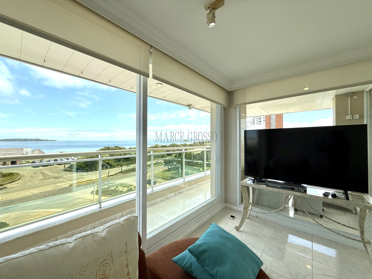 Apartamento ID.2 - Alquiler temporario de apartamento esquinero de tres dormitorios más dependencia de servicio sobre Playa Mansa, Punta del Este