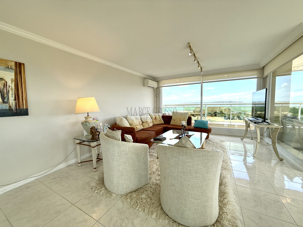 Apartamento ID.2 - Alquiler temporario de apartamento esquinero de tres dormitorios más dependencia de servicio sobre Playa Mansa, Punta del Este