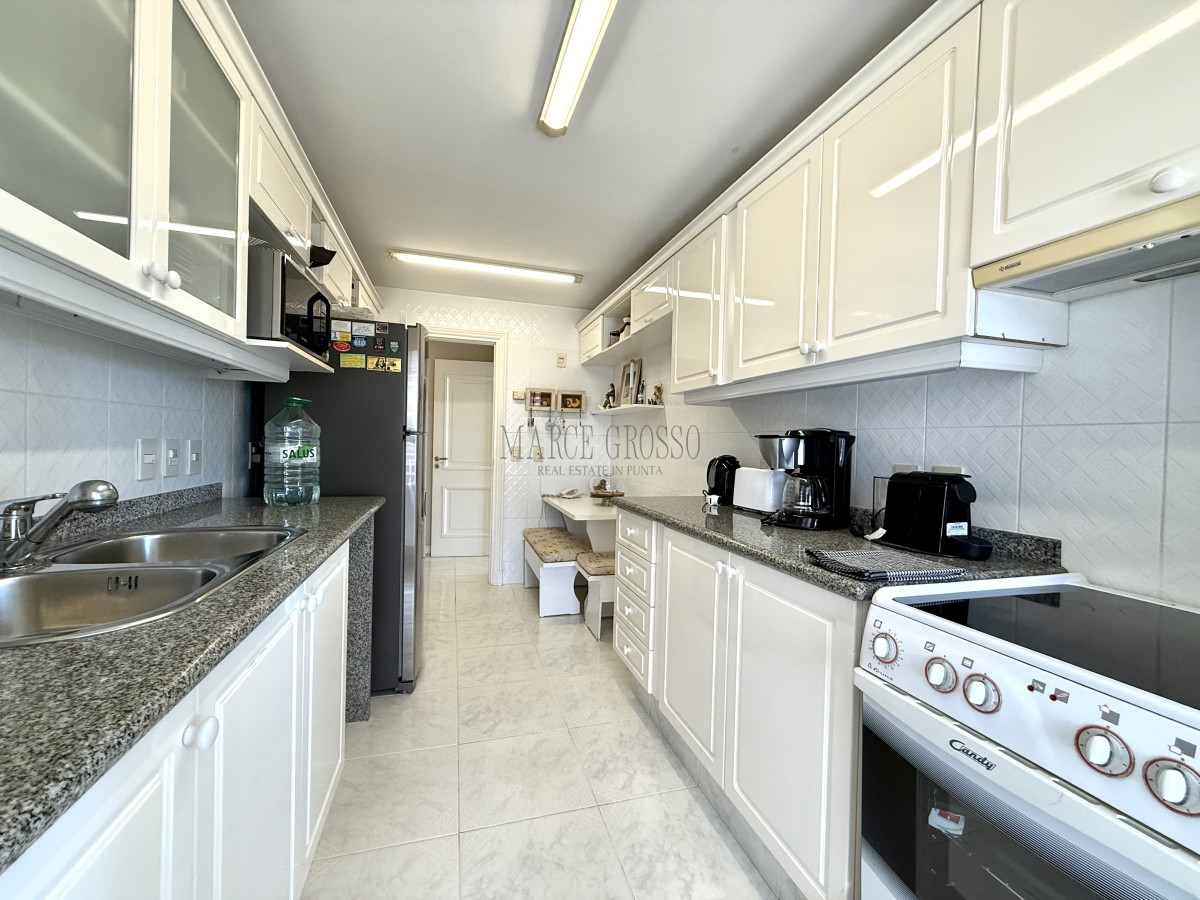 Apartamento ID.2 - Alquiler temporario de apartamento esquinero de tres dormitorios más dependencia de servicio sobre Playa Mansa, Punta del Este