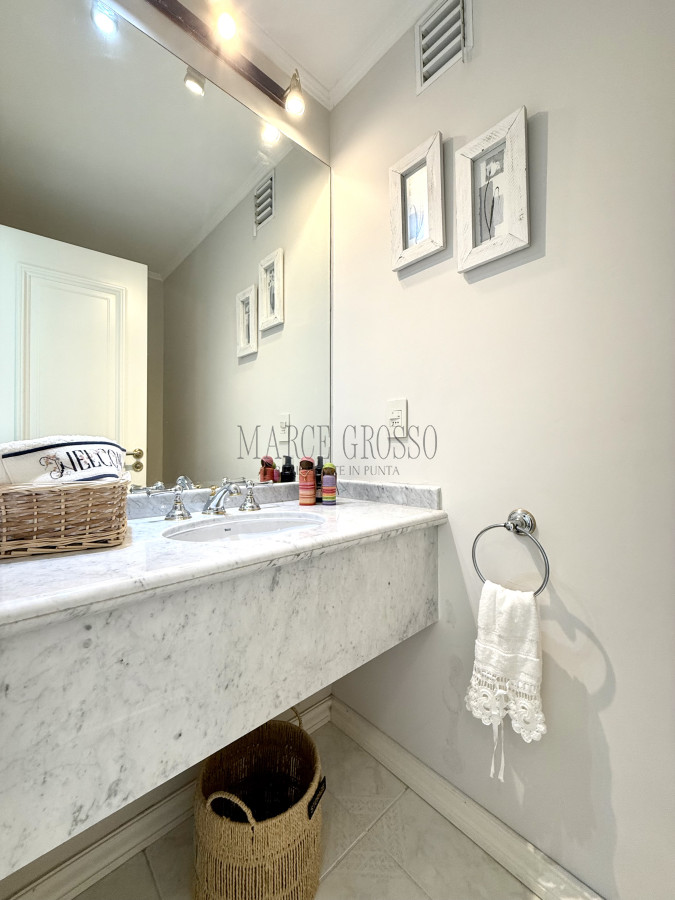 Apartamento ID.2 - Alquiler temporario de apartamento esquinero de tres dormitorios más dependencia de servicio sobre Playa Mansa, Punta del Este