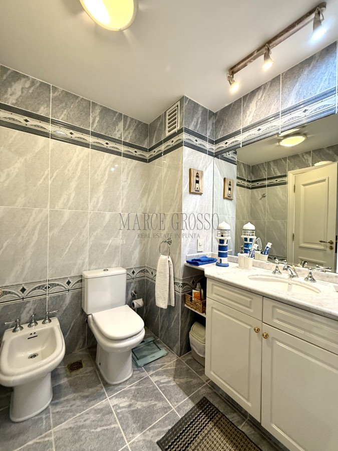 Apartamento ID.2 - Alquiler temporario de apartamento esquinero de tres dormitorios más dependencia de servicio sobre Playa Mansa, Punta del Este