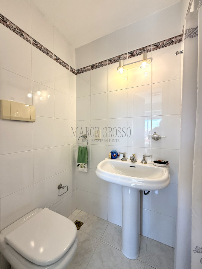 Apartamento ID.2 - Alquiler temporario de apartamento esquinero de tres dormitorios más dependencia de servicio sobre Playa Mansa, Punta del Este