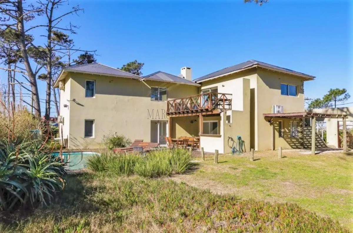 Casa ID.65 - Excelente Casa de 6 Dormitorios y Piscina en Montoya, La Barra