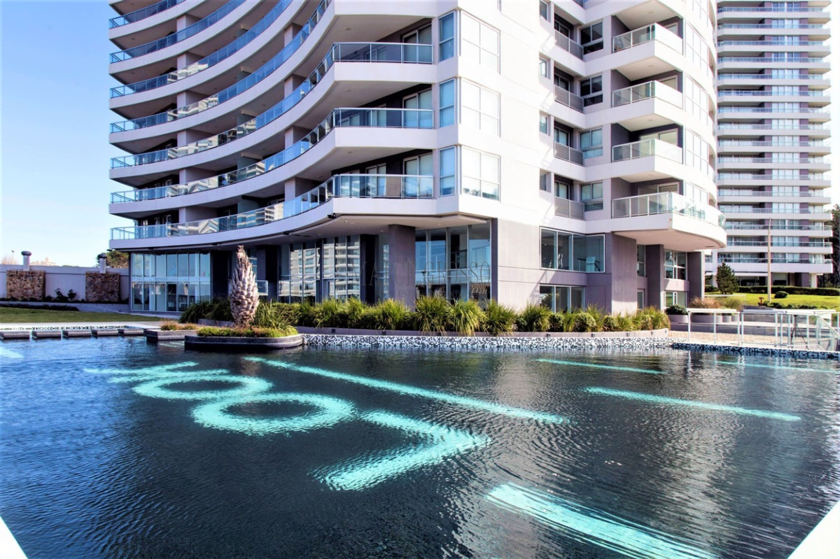 Apartamento ID.42 - Venta de gran apartamento de 3 dormitorios con parrillero propio en Playa Brava, Punta del Este