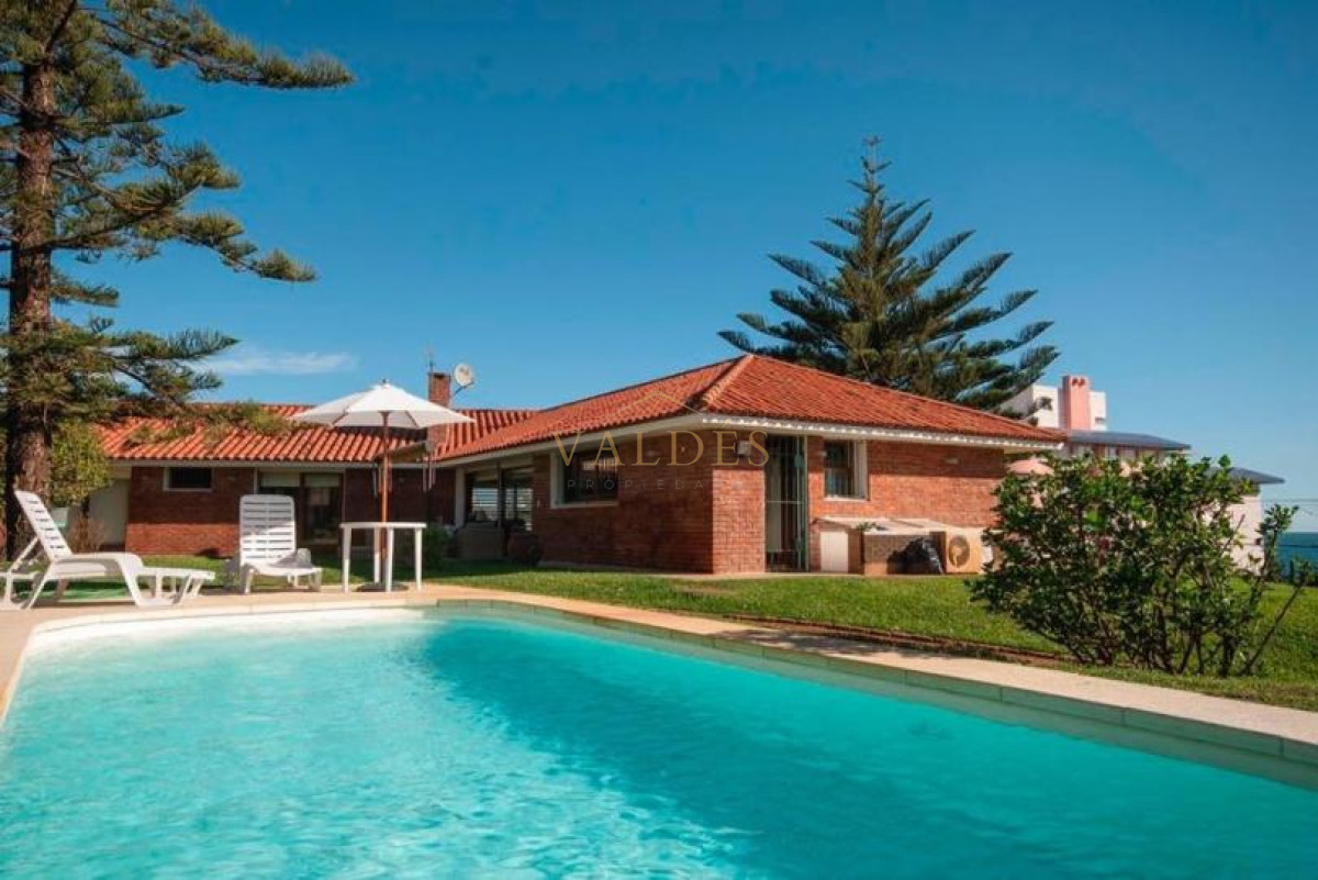 Casa ID.1576 - Excelente Casa de 4 Dormitorios y Piscina a una Cuadra del Mar 