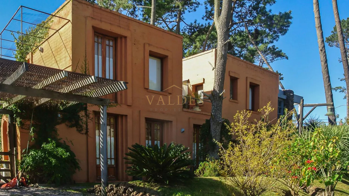 Casa ID.4999 - Excelente Casa de 5 Dormitorios, Piscina y Barbacoa en Barrio Privado, Punta del Este