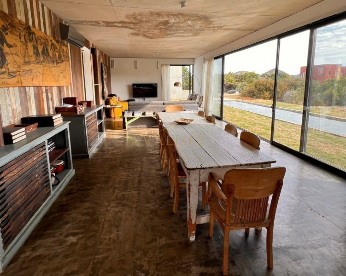 Casa ID.2653 - Venta y alquiler temporario de maravillosa casa a pasos del Mar con cinco dormitorios en suite, Punta Piedras, Manantiales