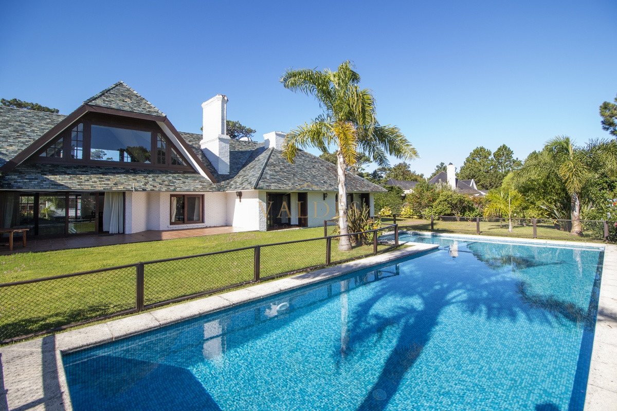 Casa ID.1689 - Venta de casa de 4 dormitorios más dependencia y hermosa piscina con gran parque en Playa Mansa, Punta del Este