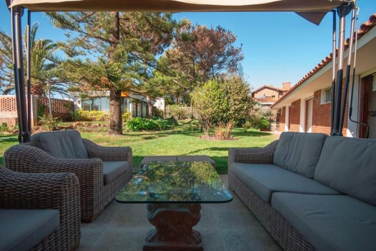 Casa ID.1576 - Excelente Casa de 4 Dormitorios y Piscina a una Cuadra del Mar 