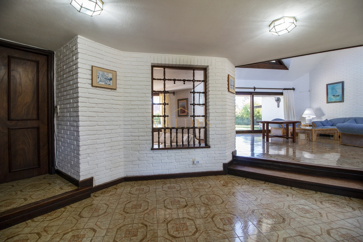 Casa ID.1689 - Venta de casa de 4 dormitorios más dependencia y hermosa piscina con gran parque en Playa Mansa, Punta del Este