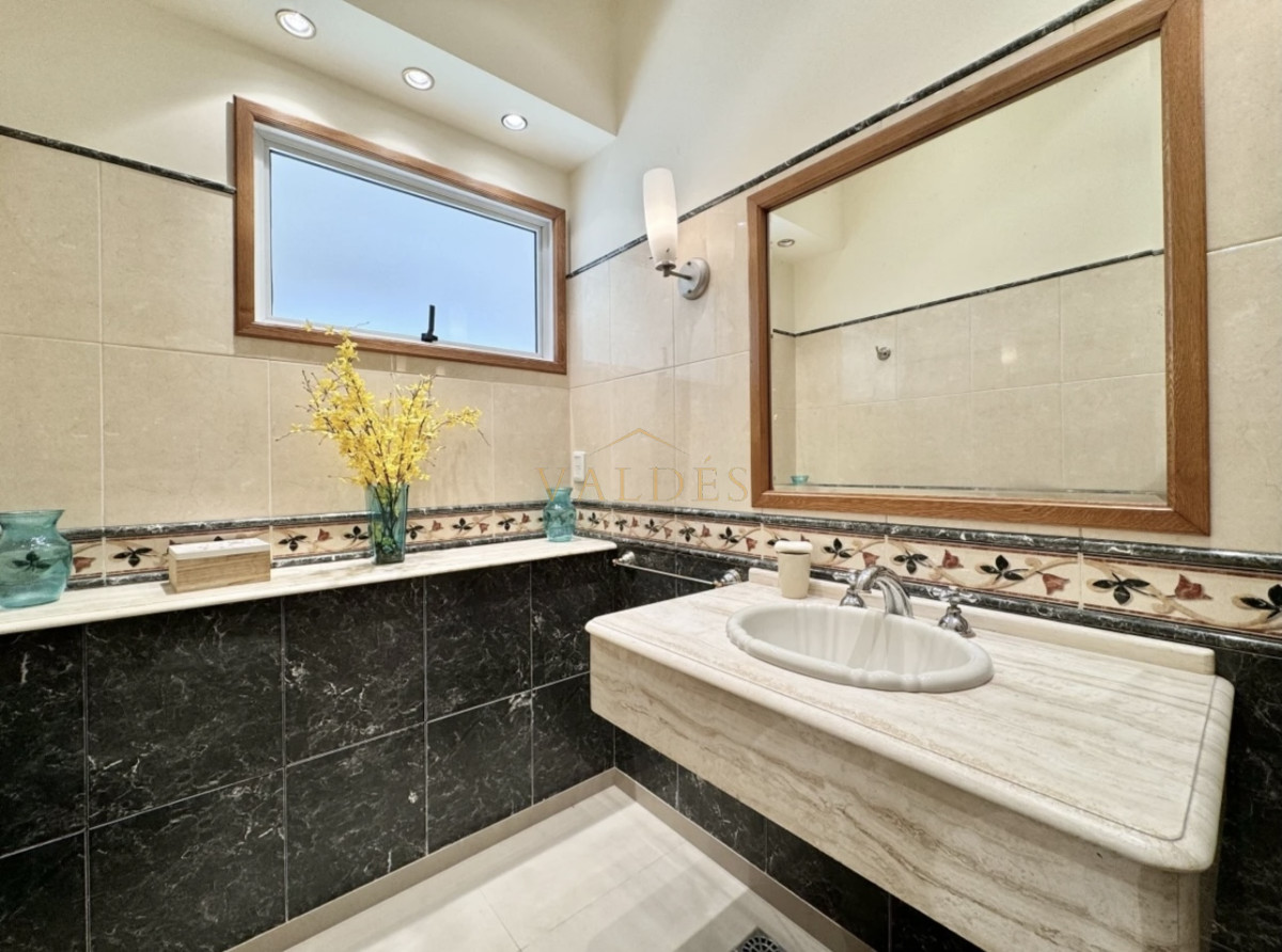 Casa ID.4585 - Moderna Casa de 4 Dormitorios en Playa Mansa a 150 metros del Mar