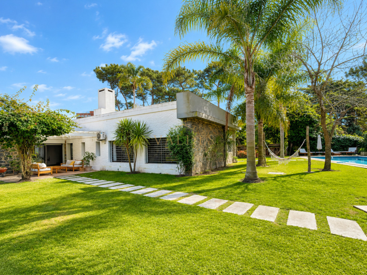 Casa ID.5384 - Moderna Casa de 4 Dormitorios, Piscina Climatizada y Parrillero en Playa Mansa, Punta del Este