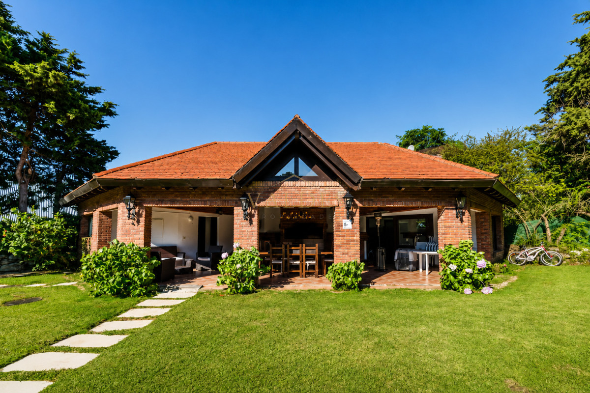 Casa ID.5387 - Exclusiva casa en Beverly Hills, Punta del Este, 5 Dormitorios, Piscina, Parrillero y Gran Parque