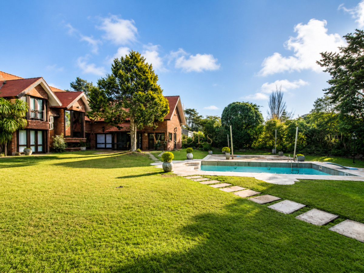 Casa ID.5387 - Exclusiva casa en Beverly Hills, Punta del Este, 5 Dormitorios, Piscina, Parrillero y Gran Parque