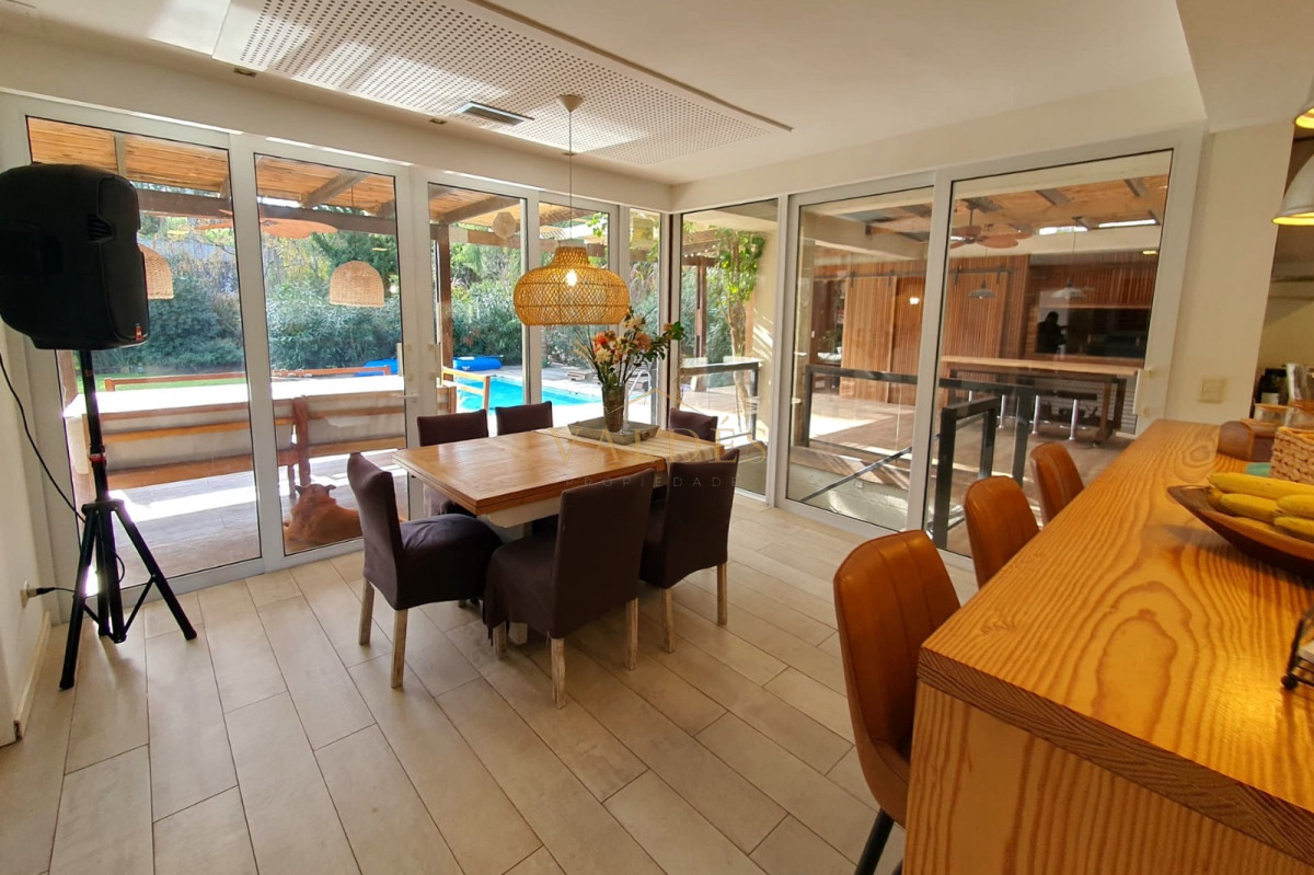 Casa ID.4723 - Casa de 5 dormitorios con piscina climatizada y barbacoa. Gran parque en Burnett zona Pinares