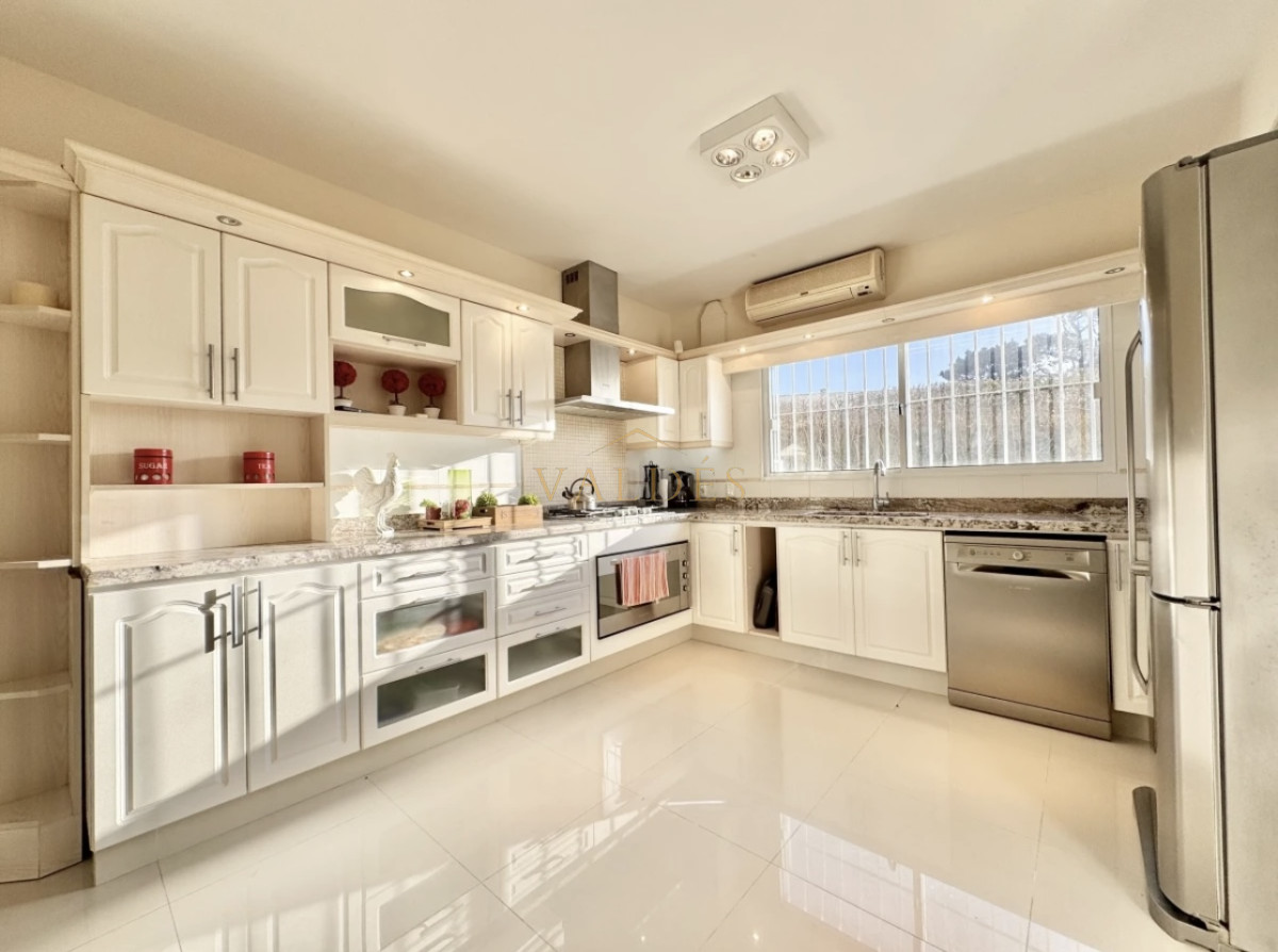 Casa ID.4585 - Moderna Casa de 4 Dormitorios en Playa Mansa a 150 metros del Mar