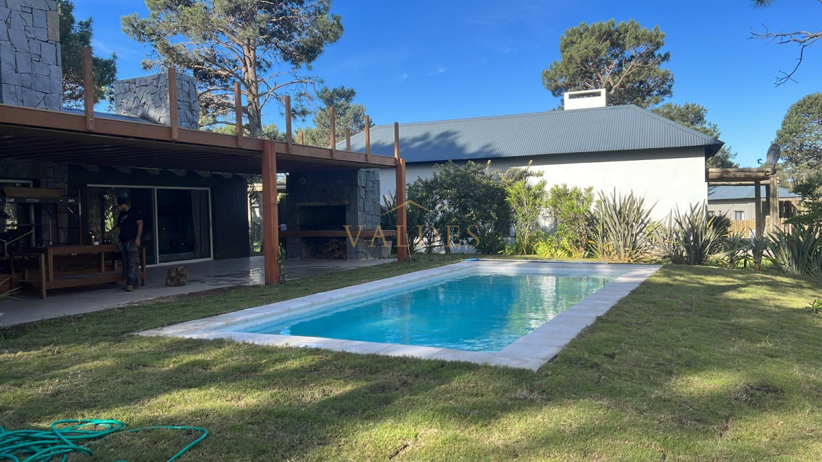 Casa ID.5198 - Excelente casa moderna de 4 Dormitorios más dependencia en barrio privado Pinar del Faro, José Ignacio 