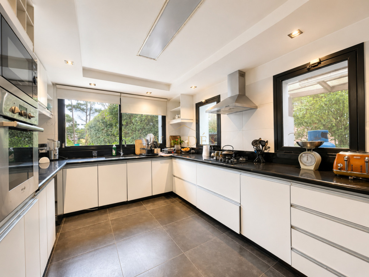 Casa ID.5384 - Moderna Casa de 4 Dormitorios, Piscina Climatizada y Parrillero en Playa Mansa, Punta del Este