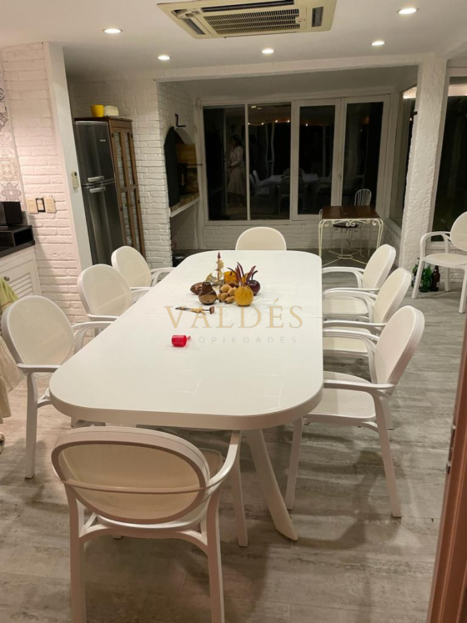Casa ID.1576 - Excelente Casa de 4 Dormitorios y Piscina a una Cuadra del Mar 