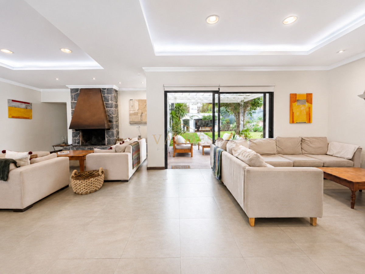 Casa ID.5384 - Moderna Casa de 4 Dormitorios, Piscina Climatizada y Parrillero en Playa Mansa, Punta del Este