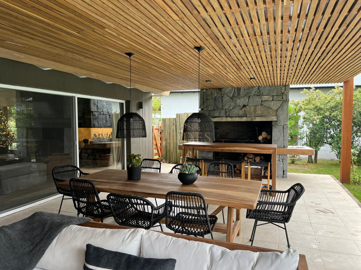 Casa ID.5198 - Excelente casa moderna de 4 Dormitorios más dependencia en barrio privado Pinar del Faro, José Ignacio 