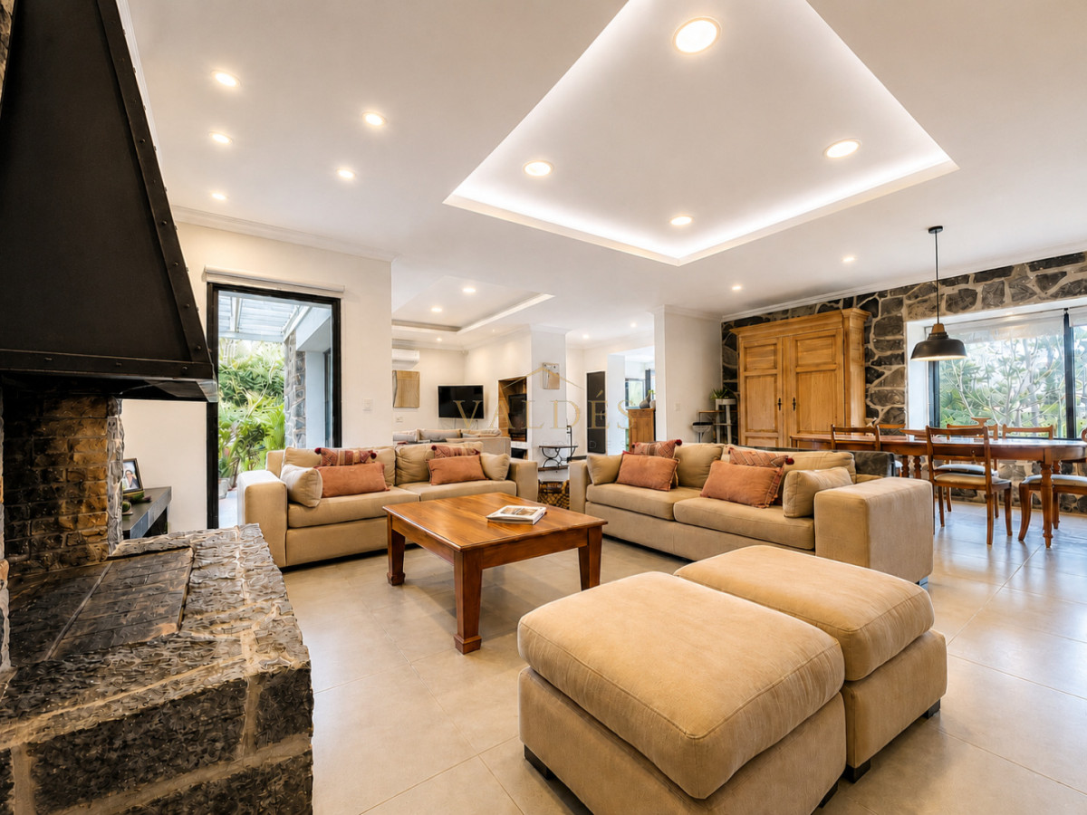 Casa ID.5384 - Moderna Casa de 4 Dormitorios, Piscina Climatizada y Parrillero en Playa Mansa, Punta del Este