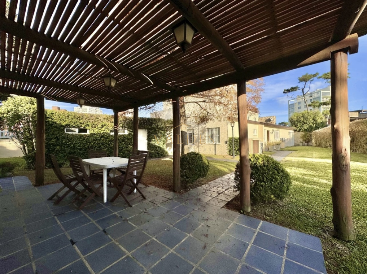 Casa ID.4585 - Moderna Casa de 4 Dormitorios en Playa Mansa a 150 metros del Mar