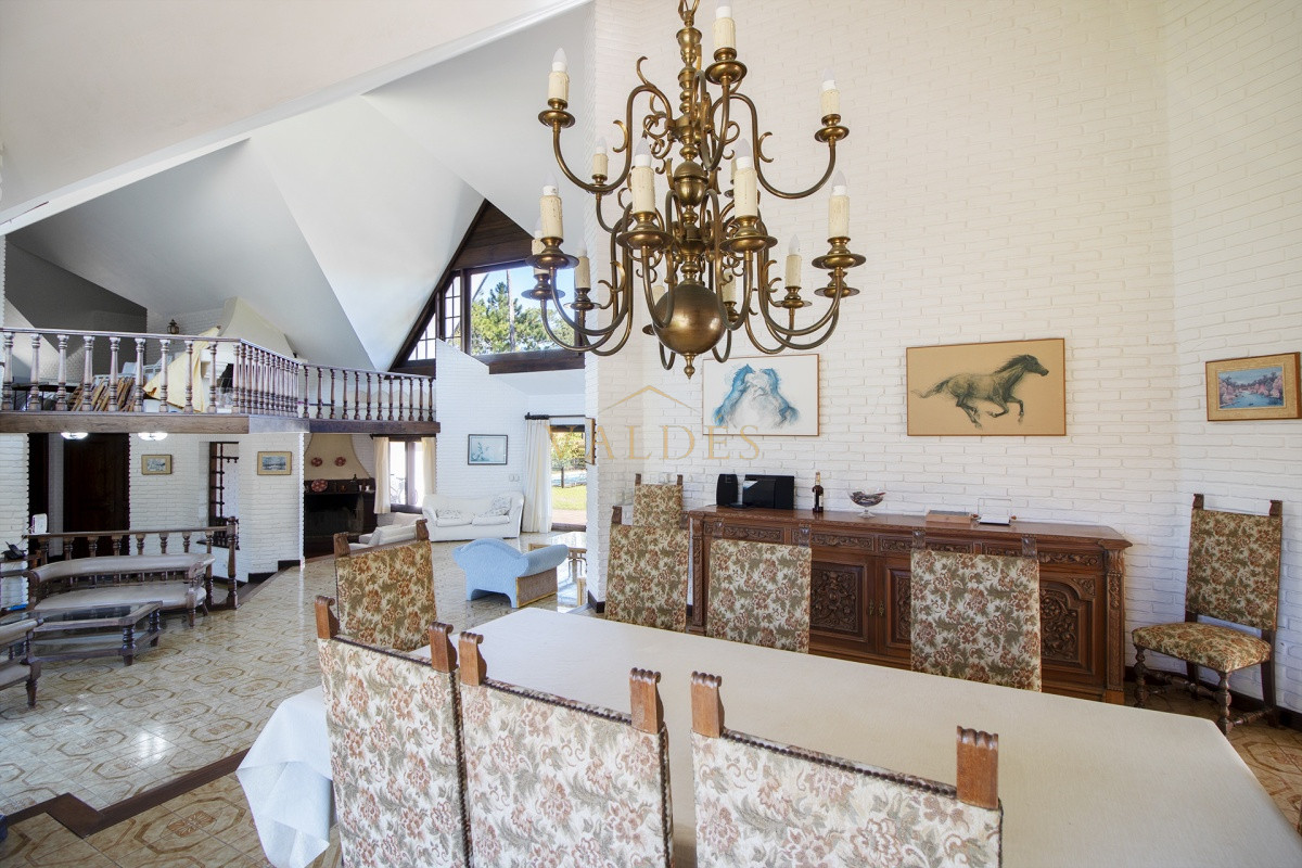 Casa ID.1689 - Venta de casa de 4 dormitorios más dependencia y hermosa piscina con gran parque en Playa Mansa, Punta del Este