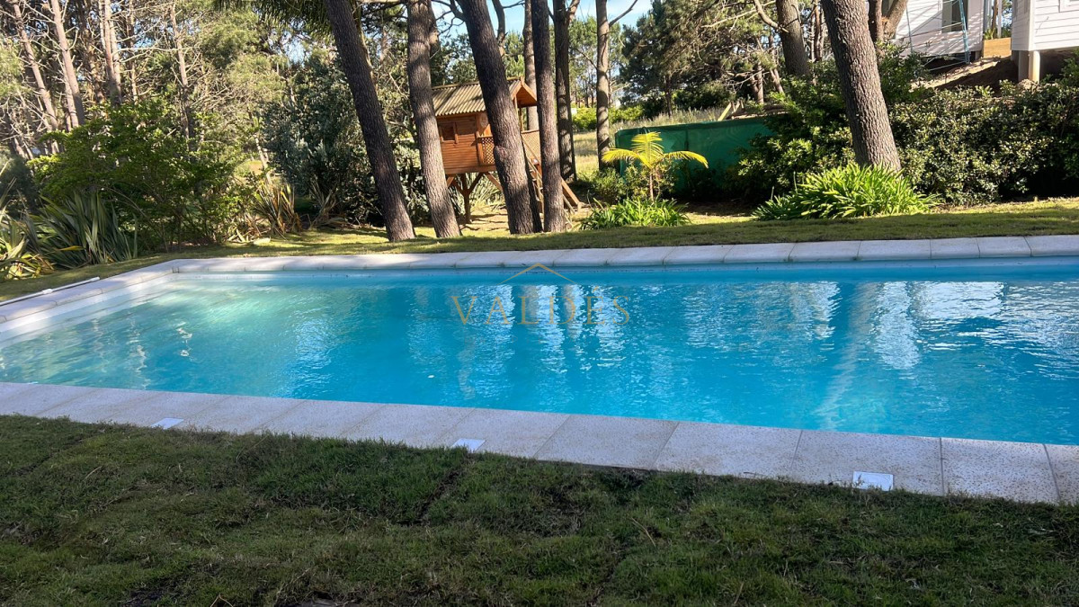 Casa ID.5198 - Excelente casa moderna de 4 Dormitorios más dependencia en barrio privado Pinar del Faro, José Ignacio 