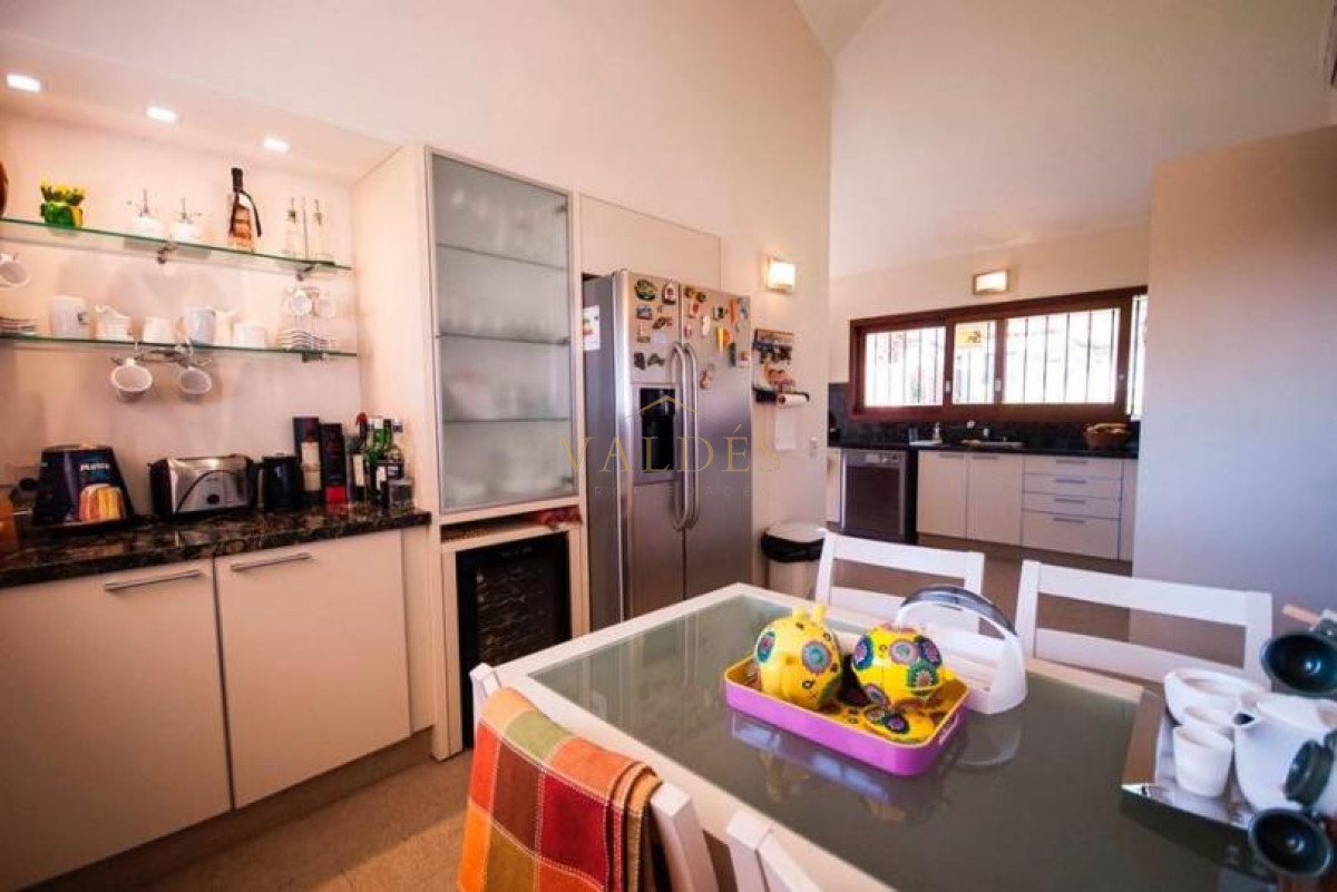 Casa ID.1576 - Excelente Casa de 4 Dormitorios y Piscina a una Cuadra del Mar 
