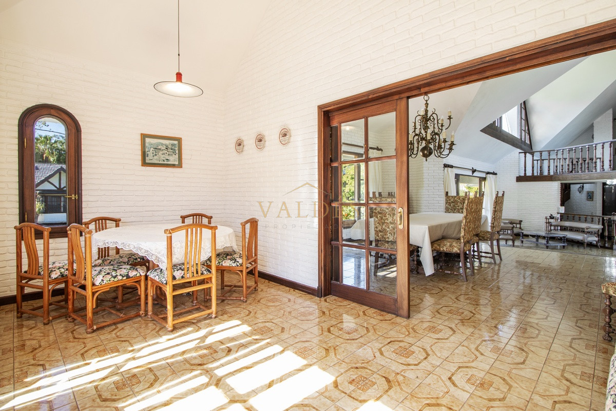 Casa ID.1689 - Venta de casa de 4 dormitorios más dependencia y hermosa piscina con gran parque en Playa Mansa, Punta del Este