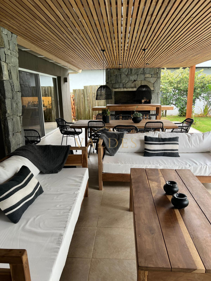 Casa ID.5198 - Excelente casa moderna de 4 Dormitorios más dependencia en barrio privado Pinar del Faro, José Ignacio 