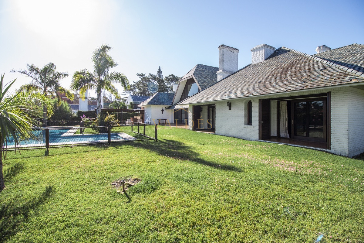 Casa ID.1689 - Venta de casa de 4 dormitorios más dependencia y hermosa piscina con gran parque en Playa Mansa, Punta del Este