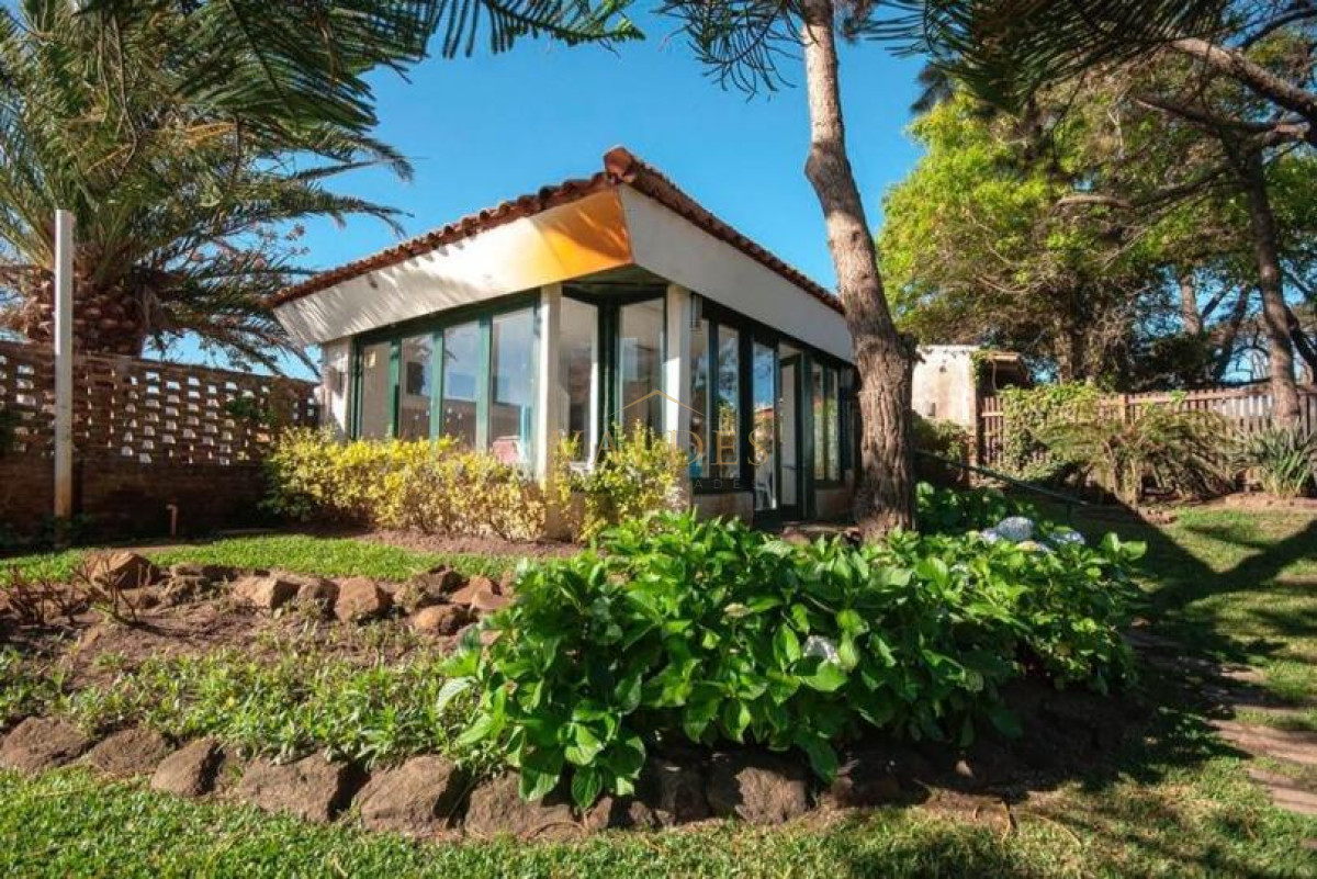 Casa ID.1576 - Excelente Casa de 4 Dormitorios y Piscina a una Cuadra del Mar 