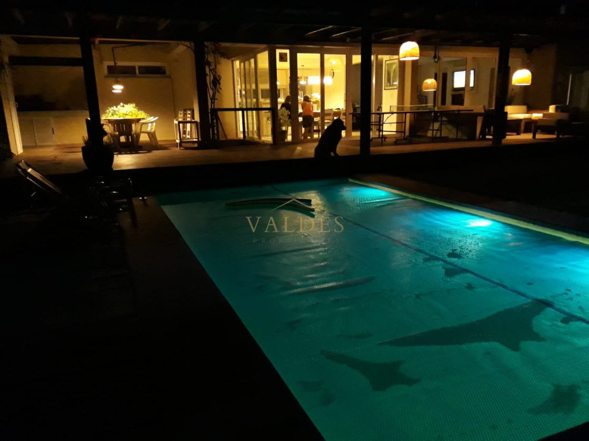 Casa ID.4723 - Casa de 5 dormitorios con piscina climatizada y barbacoa. Gran parque en Burnett zona Pinares