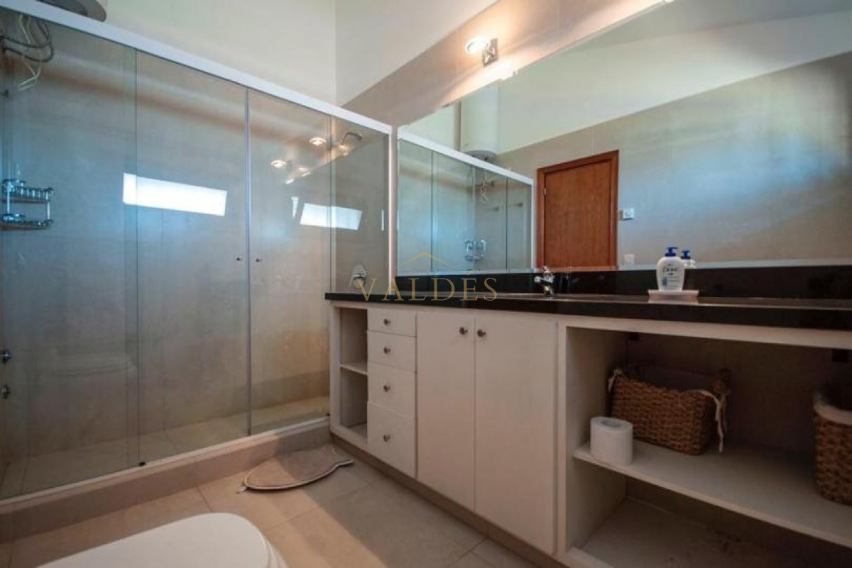 Casa ID.1576 - Excelente Casa de 4 Dormitorios y Piscina a una Cuadra del Mar 