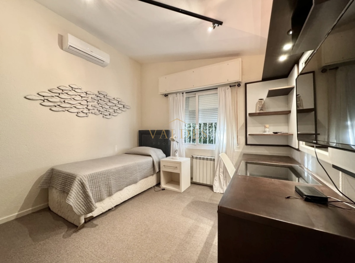 Casa ID.4585 - Moderna Casa de 4 Dormitorios en Playa Mansa a 150 metros del Mar