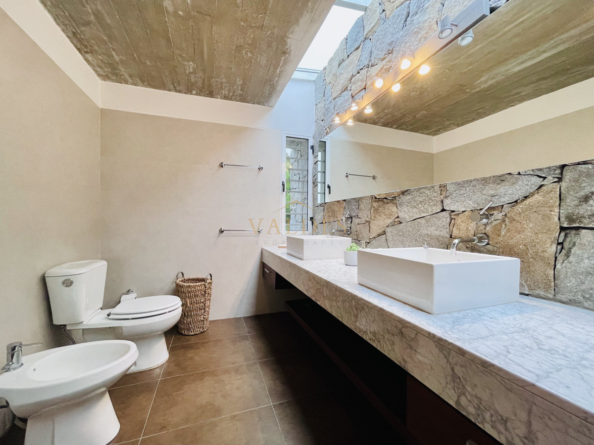 Casa ID.5017 - Excelente Casa de 5 Dormitorios en Manantiales, Punta del Este