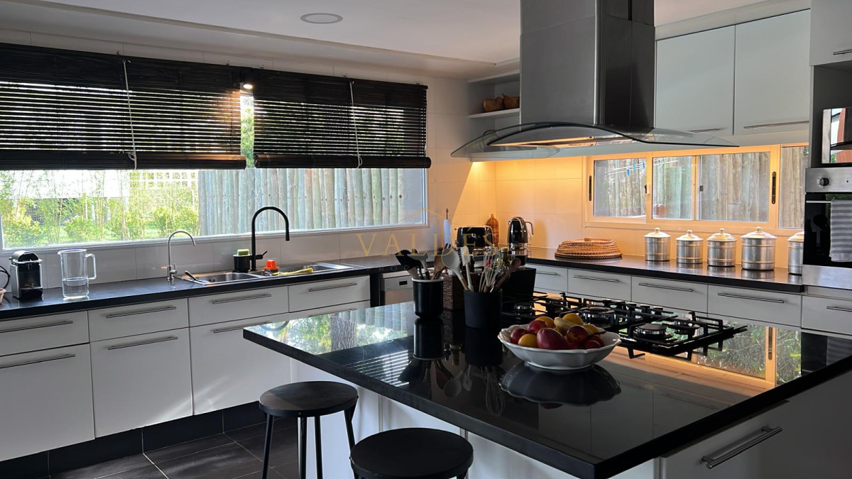 Casa ID.5198 - Excelente casa moderna de 4 Dormitorios más dependencia en barrio privado Pinar del Faro, José Ignacio 