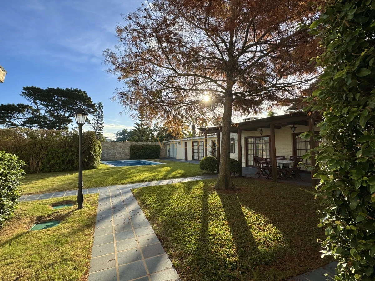 Casa ID.4585 - Moderna Casa de 4 Dormitorios en Playa Mansa a 150 metros del Mar