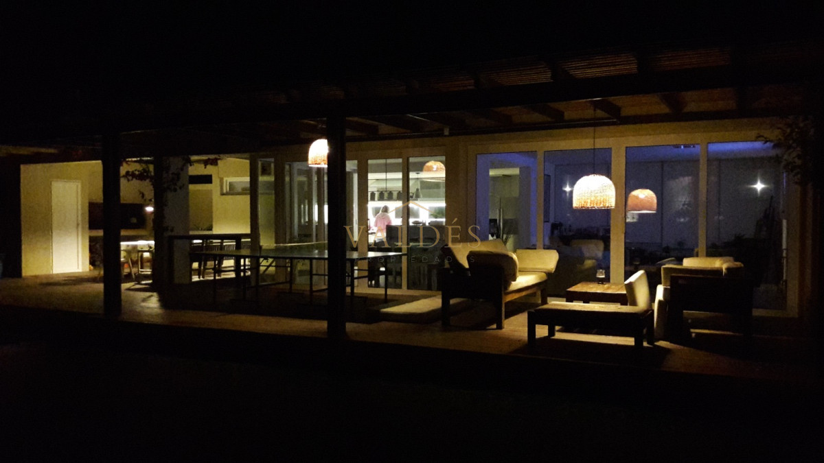 Casa ID.4723 - Casa de 5 dormitorios con piscina climatizada y barbacoa. Gran parque en Burnett zona Pinares