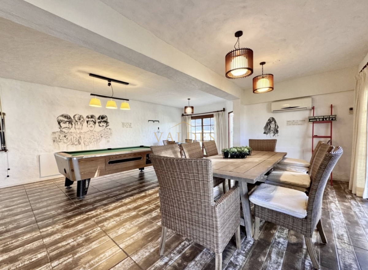 Casa ID.4585 - Moderna Casa de 4 Dormitorios en Playa Mansa a 150 metros del Mar