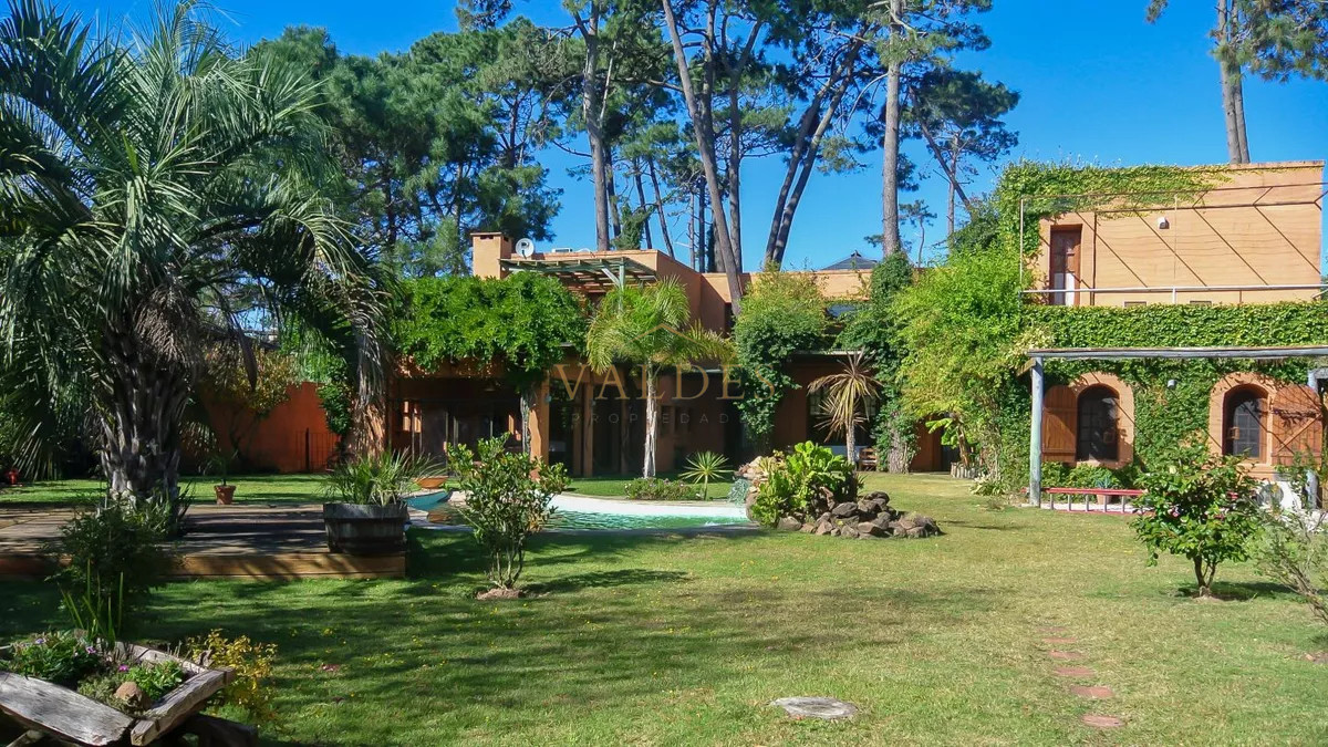 Casa ID.4999 - Excelente Casa de 5 Dormitorios, Piscina y Barbacoa en Barrio Privado, Punta del Este