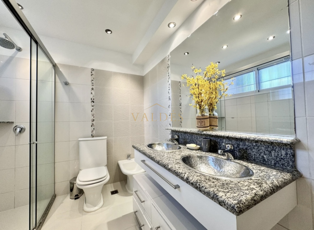 Casa ID.4585 - Moderna Casa de 4 Dormitorios en Playa Mansa a 150 metros del Mar