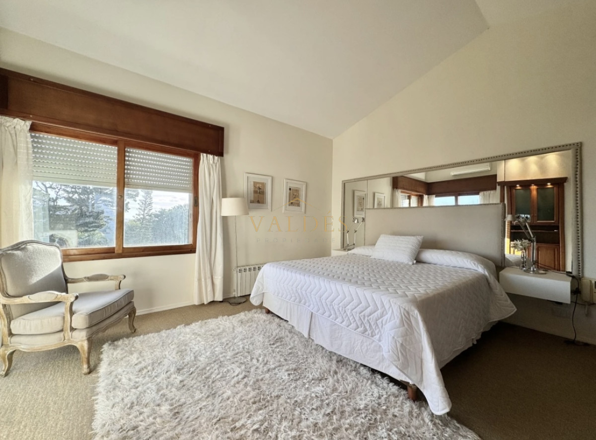 Casa ID.4585 - Moderna Casa de 4 Dormitorios en Playa Mansa a 150 metros del Mar