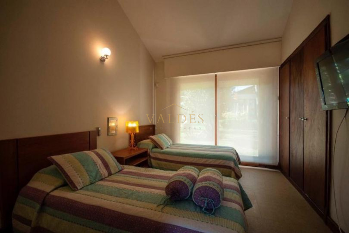 Casa ID.1576 - Excelente Casa de 4 Dormitorios y Piscina a una Cuadra del Mar 