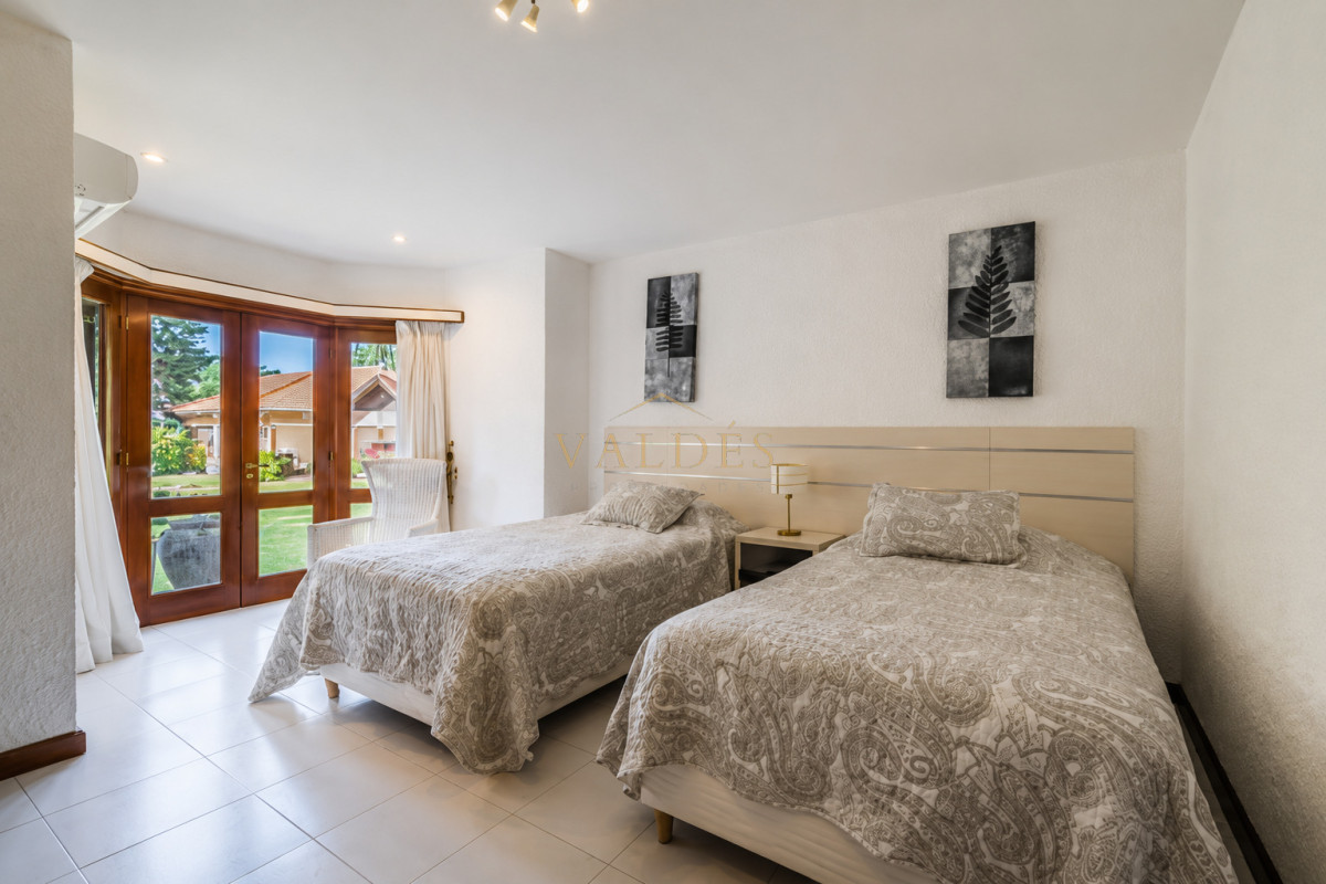 Casa ID.5387 - Exclusiva casa en Beverly Hills, Punta del Este, 5 Dormitorios, Piscina, Parrillero y Gran Parque