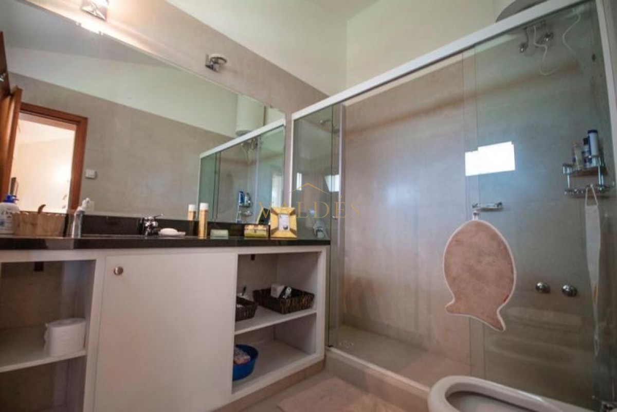 Casa ID.1576 - Excelente Casa de 4 Dormitorios y Piscina a una Cuadra del Mar 