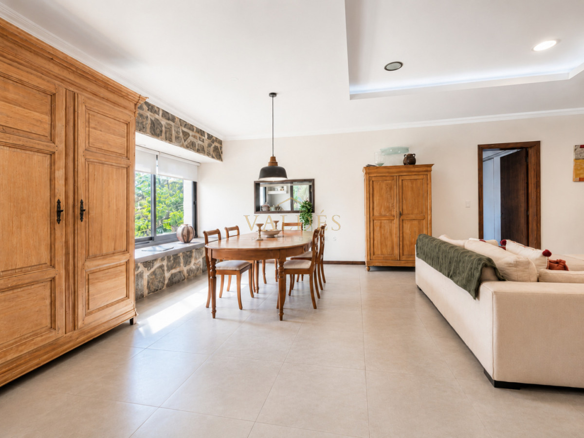 Casa ID.5384 - Moderna Casa de 4 Dormitorios, Piscina Climatizada y Parrillero en Playa Mansa, Punta del Este